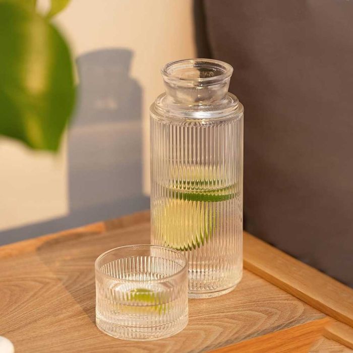 إبريق ماء زجاجي مع كوب